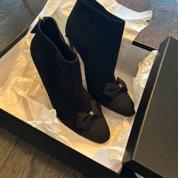 Chanel suede short boots Suede Grosgrain Cap Toe CC Bow Ankle Boots 40 Black NWT - Picture 2 of 13